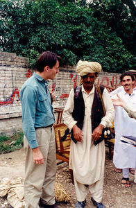 Missionssekretær i DMS, cand. theol. Jørgen Skov Sørensen møder lokale mænd i Bannu, Peshawar Stift, Pakistan 1995