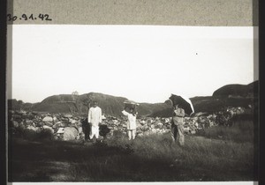 Miss. Sikemeier m. Evangelist Joseph Bangua. Im Hintergrund grosse Granitfelsen (i. d. Nähe v. Podros) (1927)