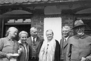 Nogle af de første kinamissionærer samlet ved årskonferencen 1931. Fra venstre: Minna Bolwig, Johanne Jensen, Emil Jensen, Else Kirstine Vyff, Johannes Vyff og Conrad Bolwig
