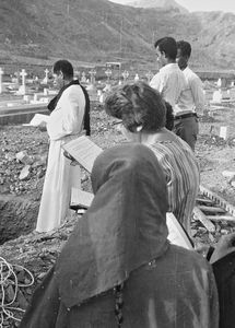 Fra Nuris begravelse i sommeren 1972. I midten Martha Holst, i forgrunden med ryggen til Zene, Mulkas datter, i baggrunden to unge fra menigheden, som nu begge er døbt (1973). Til venstre pastor Beihani