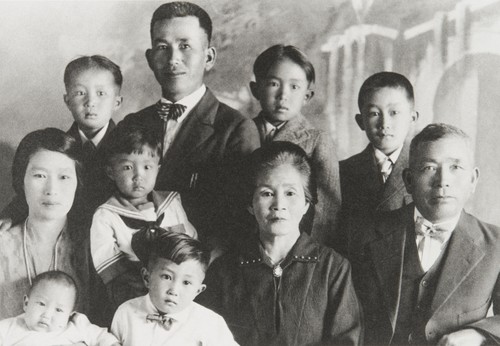 Frank Wakamatsu with children and parents : 1927. Top: Knox, Frank (father), George and Leonard. Middle: Tono (mother), Thomas, Tsuta (grandmother), and Corokichi (grandfather). Bottom: Jim and John