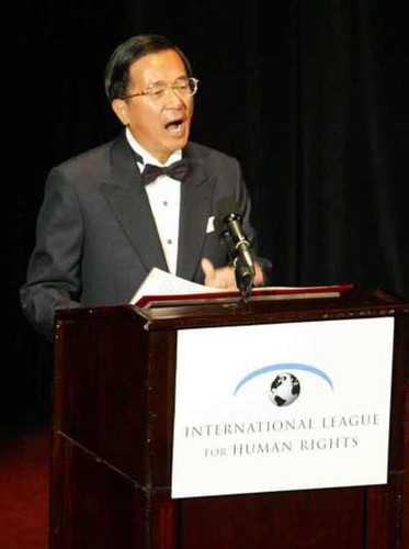 President Shui-bian Chen Receiving Award by International League for Human Rights in New York / 陳水扁總統於紐約接受聯合國【國際人權聯盟頒獎】- 2003-11