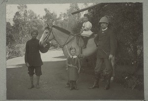 Miss. Schad mit seinen Zwillingen Philipp u. Bettina. Coonoor 1907