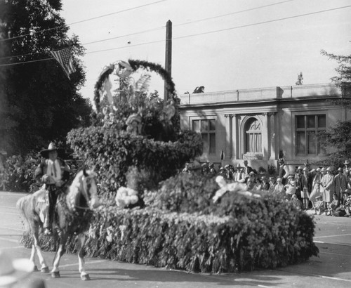 Float in the Rose Parade, possibly Sunkist