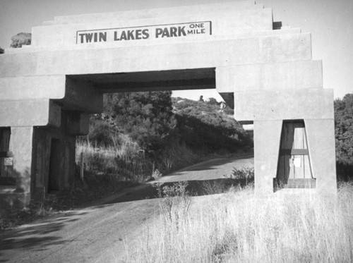 Twin Lakes Park gateway and sign