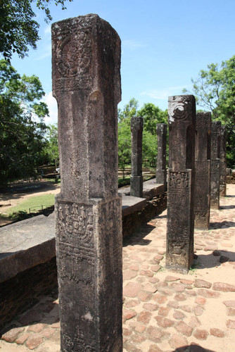 Council Chamber of King Parākramabāhu the Great: Stone lion: Pillar décor