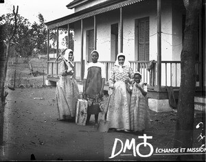 European women and African girls, Maputo, Mozambique, ca. 1901-1915