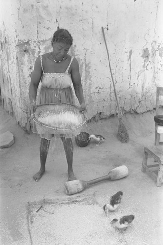 Woman sifting corn, San Basilio del Palenque, ca. 1978