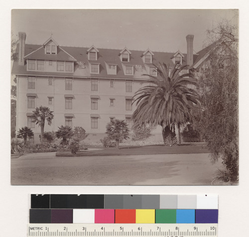 [East annex from the west of Hotel del Monte, 1906 earthquake.]