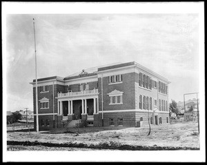 Exterior view of a high school in Petaluma, California, ca.1905