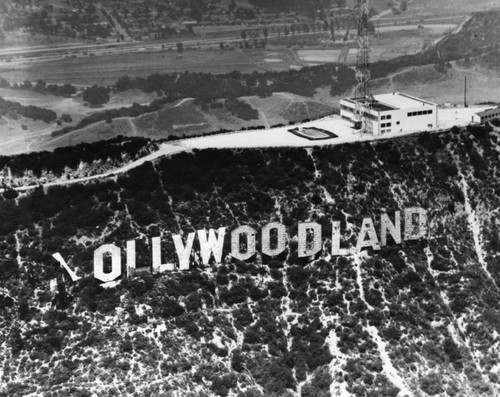Close view of Hollywoodland sign