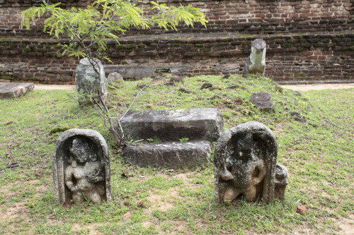 Stupa: Pabalu Vehera: Guardstones