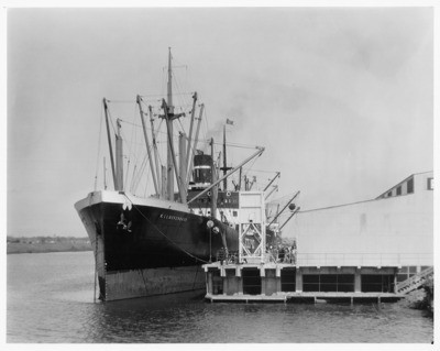 Freighters - Stockton: K.I. Luckenbach freighter at wharf