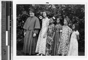 Sister Mediatrice Santos, MM, with five girls, Honolulu, Hawaii, 1937