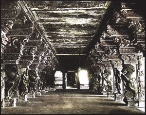 Die Säulenhalle (1000). Indien, Madura, Passage zu den Tempeln