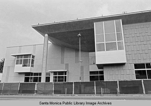 New Main Library construction, main entrance on Santa Monica Blvd. (Santa Monica Public Library, 601 Santa Monica Blvd. built by Morley Construction. Architects, Moore Ruble Yudell.) May 12, 2005