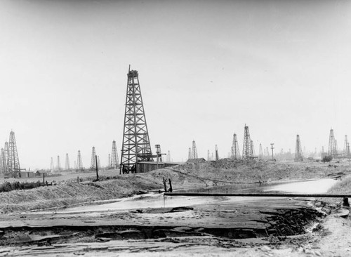 Large Oil field, a view