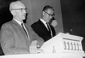 DMS missionær Kaj Olsen tolker Dr. Chin Ching-An fra Taiwan Lutherske Kirke/TLC. Repræsentantskabsmødet i Viborg, september 1962
