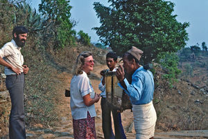 Finn Thomsen (tv) på besøg hos DSM/UMN missionær Tove Madsen i Namjung, Gorkha distrikt. Her ses de i samtale med lokale folk, april 1984