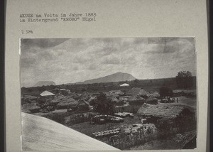 Akuse am Volta im Jahre 1883 im Hintergrund 'Krobo' Hügel