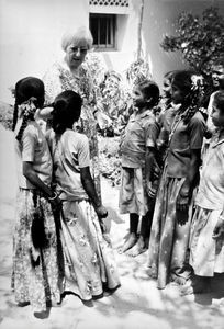 Fra Siloam Pigekostskole, Tirukoilur, Tamil Nadu, Sydindien. Missionær Janne Garder med en flok elever, 1990