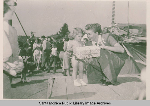 Pacific Palisades "Beautiful Baby" contest judged by swimmer and movie star, Esther Williams