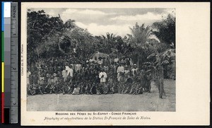 Missionary fathers with large group of new Christians at Kialou, Congo Republic, ca.1900-1930