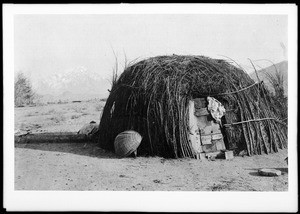 Dome-shaped Paiute Indian hut in Inyo County, ca.1900