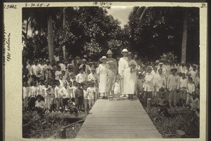 Beim Abschied von Missionar Hendrich in Mandomai. Geschw. Weisser, Hendrich mit Frau & Kindern