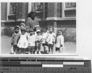 Maryknoll Sister with young students at Dalian, China, 1933