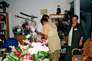 Reception i anledning af Danmissions fødsel 1.1.2000. Anette Wilms passer gavebordet