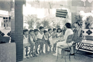Før-skole undervisning i Tondo, et slumområde i Manila, 1992. Fra højre: volontør Karin Brandholt og Mrs. Aurora Big-asan, gift med pastor Segundo Big-asan, Grace Lutheran Church