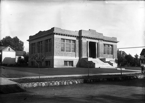 Upland Photograph Public Services; Upland Public Library (Carnegie) exterior view / Edna Swan