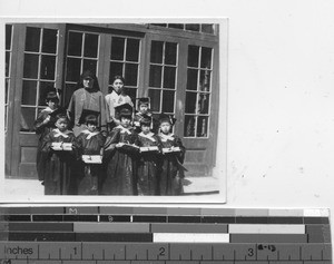 Maryknoll Sister with students at Dalian, China, 1937