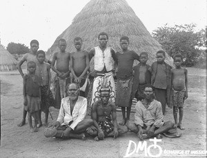 Group of African people in front of a hut, Antioka, Mozambique, ca. 1896-1911
