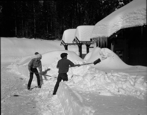 Record Heavy Snow, Record snowfall, Giant Forest. Old gas station at Giant Forest Village