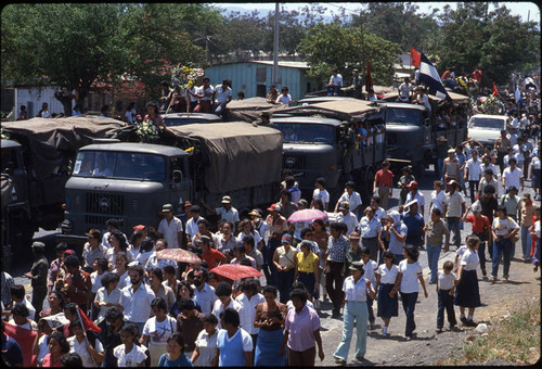 People going to the burial, Nicaragua, 1983