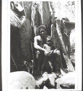 Häuptling v. Akwanko sitzt auf d. Grab seiner Väter