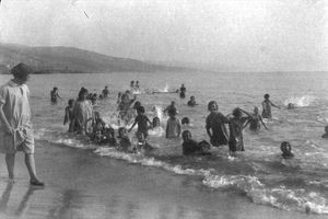 Børnenes første bad i Middelhavet i 1930
