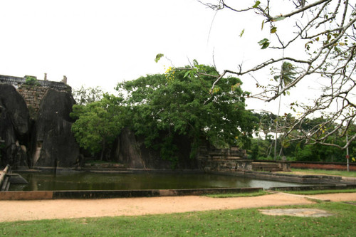 Isurumuniya, rock temple: Pond