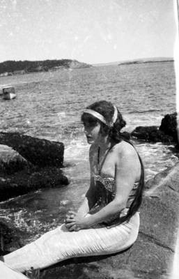 Annette Kellerman as Merrilla, Queen of the Sea