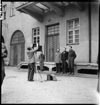 Milice [Three men being photographed.]
