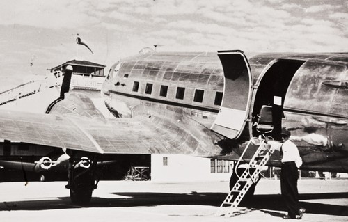 Bill Bush with the plane of Allan Hancock College of Aeronautics, Santa Maria : 1946