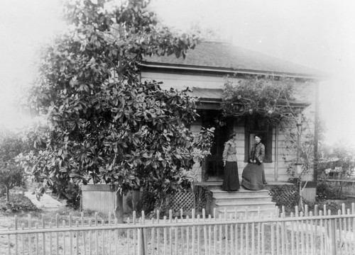 Mrs. Taylor and Ruth Taylor Scudder on the steps of a house at 1000 Riverine