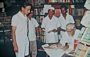 Forfatteren Van der Meulen signerer sin bog "Aden to the Hadhramaut" i DMS Bookshop i Aden. Fra venstre boghandelens medarbejdere Tom Tait (CSM) Abdullah, Mubarak Ibrahim og Salim Ashur i 1963