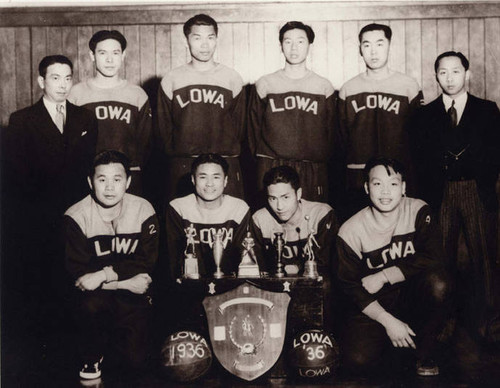 Photo of the Lowa basketball team, George Tong is the third from the left