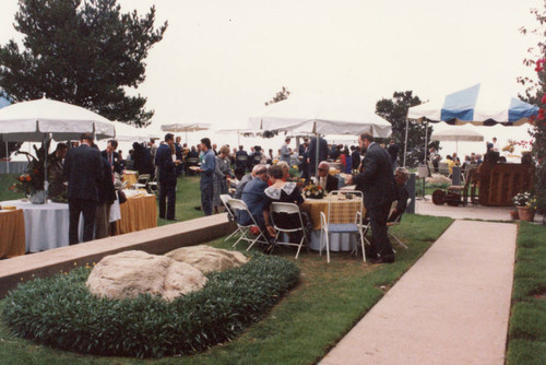 Overview of guests at the tables eating