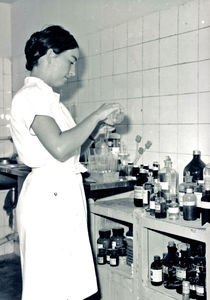 Affara Hospital, Sheikh Othman 1971. Læge Mette Moen (DMS, Dansk Missions Selskab). I laboratoriet