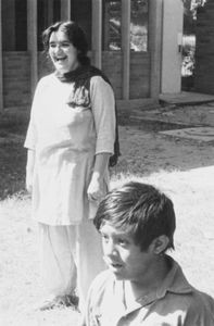 Christine Irfan med mentalt handicappet dreng, Peshawar Stift, Pakistan, ca. 1980