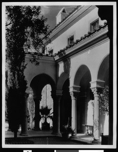 Unidentified Spanish Colonial building with archways, ca.1920